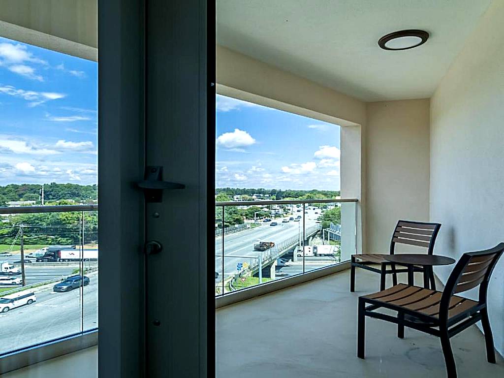 Holiday Inn & Suites Atlanta Perimeter Dunwoody: King Suite with Balcony