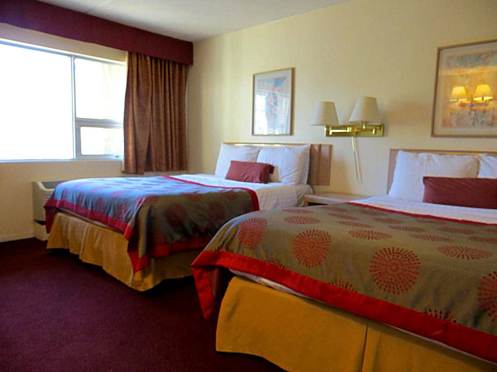 Ramada Limited Calgary: Deluxe Queen Room with Two Queen Beds - Non-Smoking