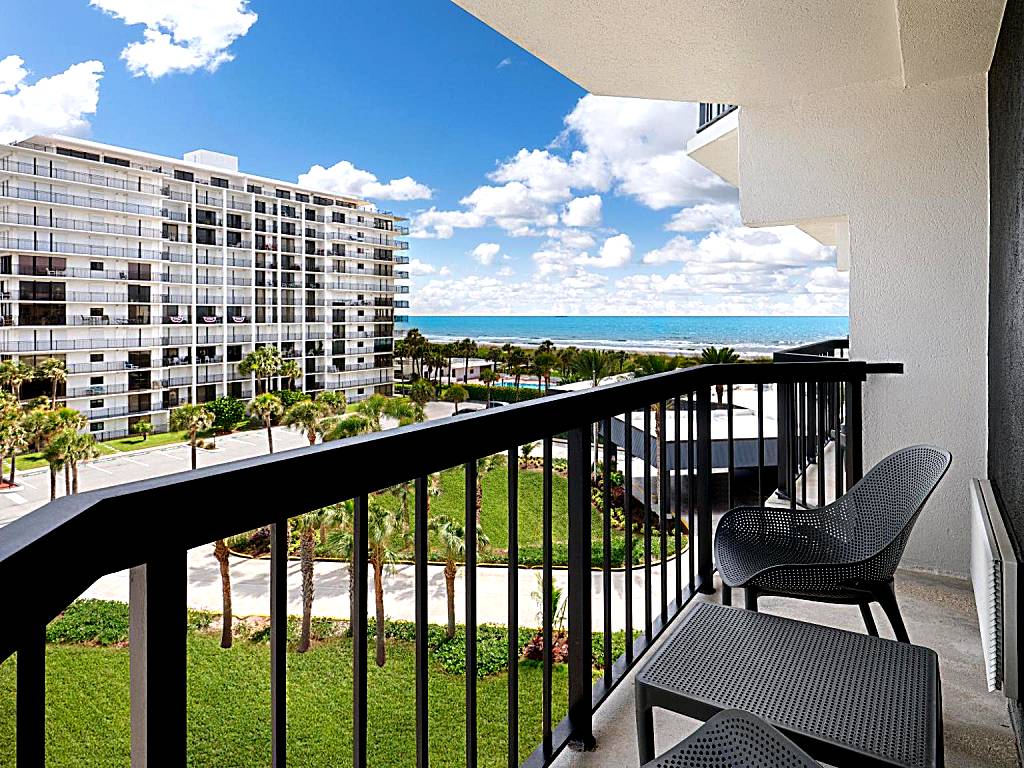 Hilton Garden Inn Cocoa Beach-Oceanfront: King Room with Balcony - Non-Smoking
