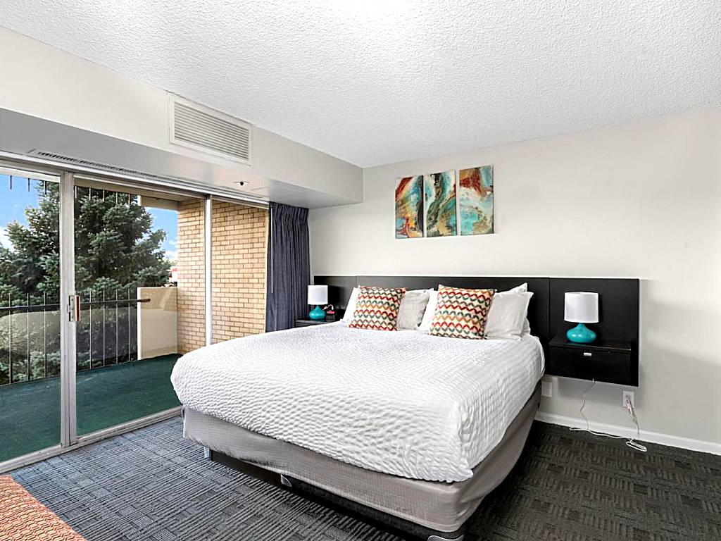 Satellite Hotel: Deluxe King Room (Colorado Springs) 