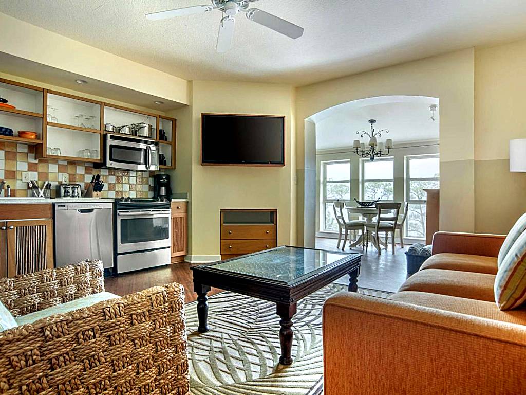 Hilton Grand Vacations Club Sandestin: One Bedroom King Suite with Balcony and Bay View
