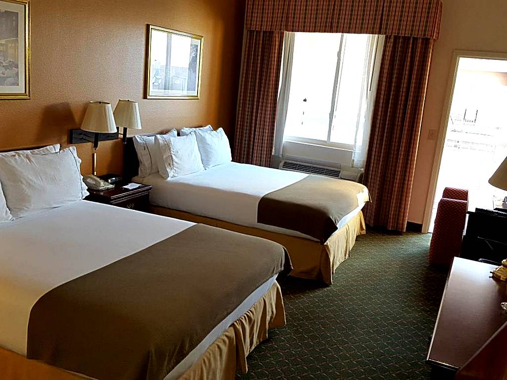 Country Inn & Suites by Radisson: Queen Room with Two Queen Beds and Balcony - Non-Smoking