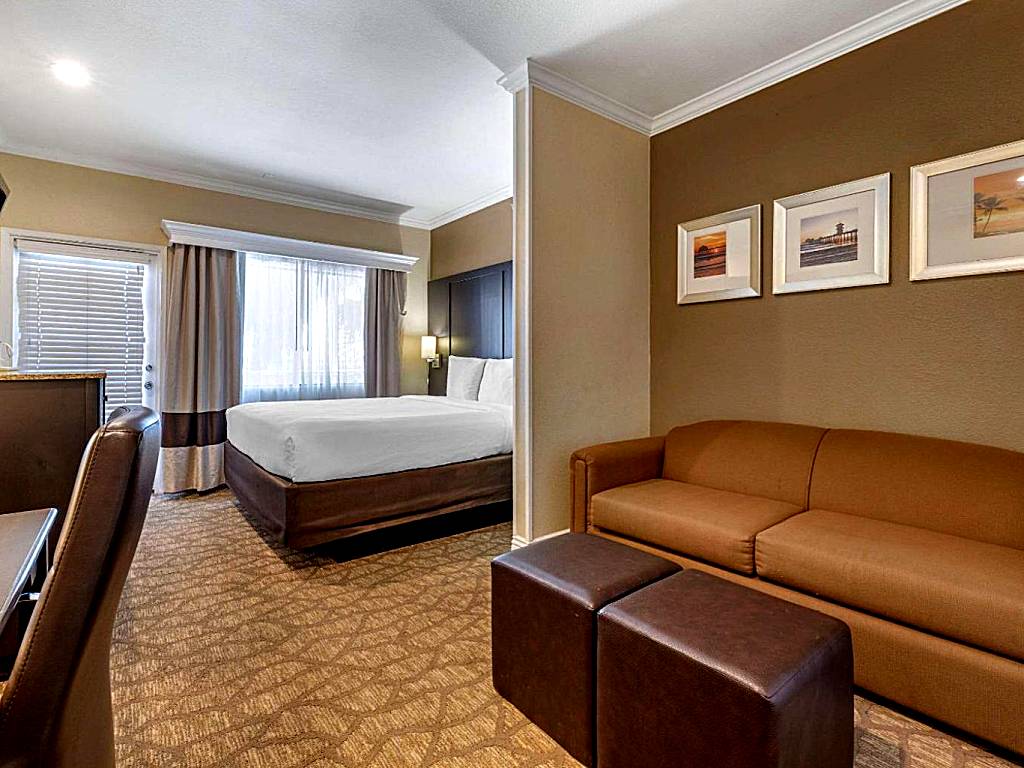 Comfort Inn & Suites Huntington Beach: King Suite with Sofa Bed and Balcony