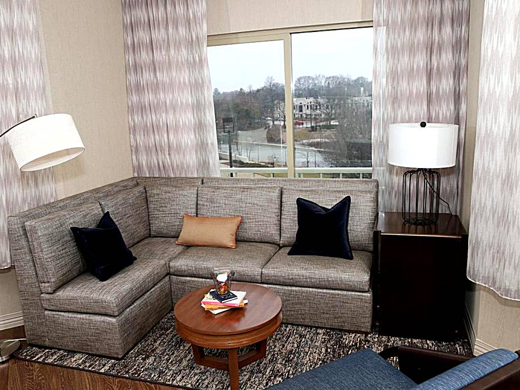 Hotel Indigo Naperville Riverwalk: One-Bedroom King Suite with Balcony (Naperville) 