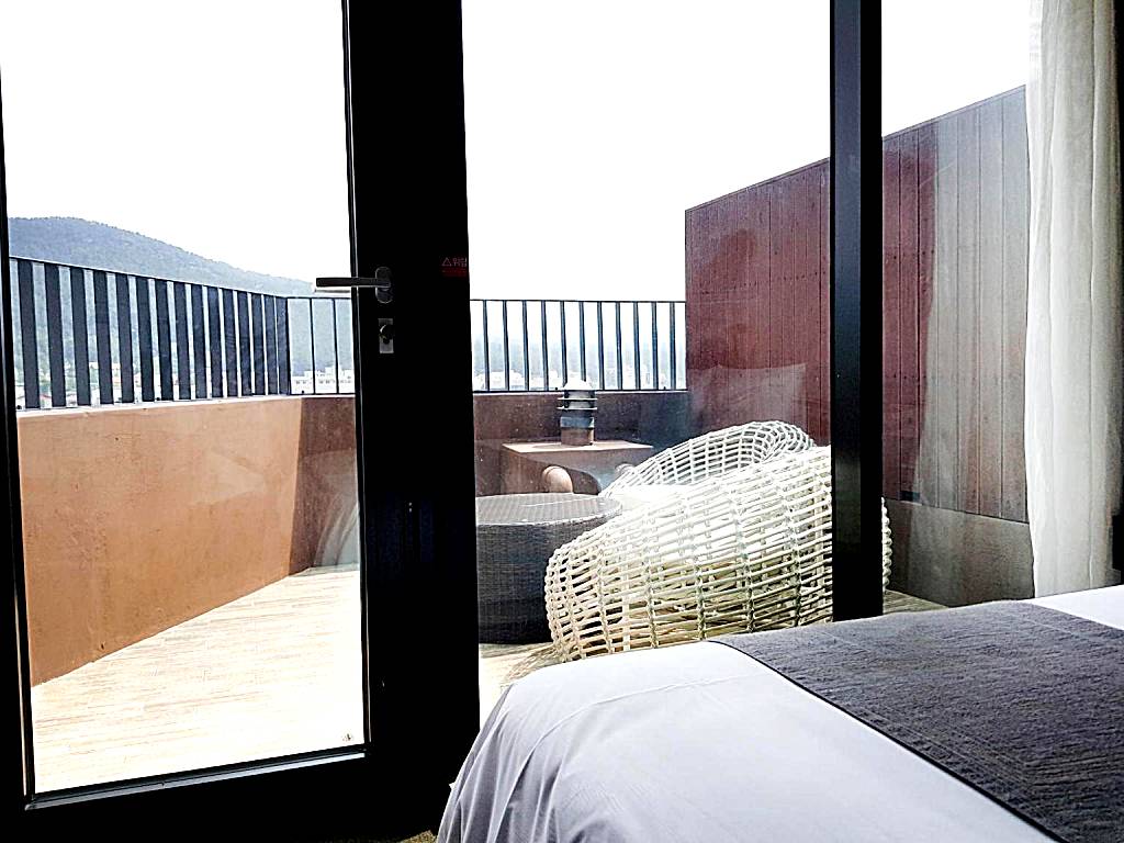 I-Jin Hotel: Triple Room with Balcony