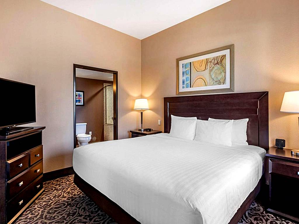 Best Western Plus Las Vegas South Henderson: Two-Bedroom King Suite with Balcony