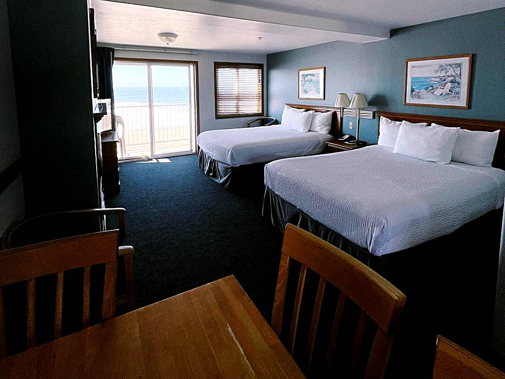 Sandcastle Beachfront: Queen Room with Balcony - Third Floor