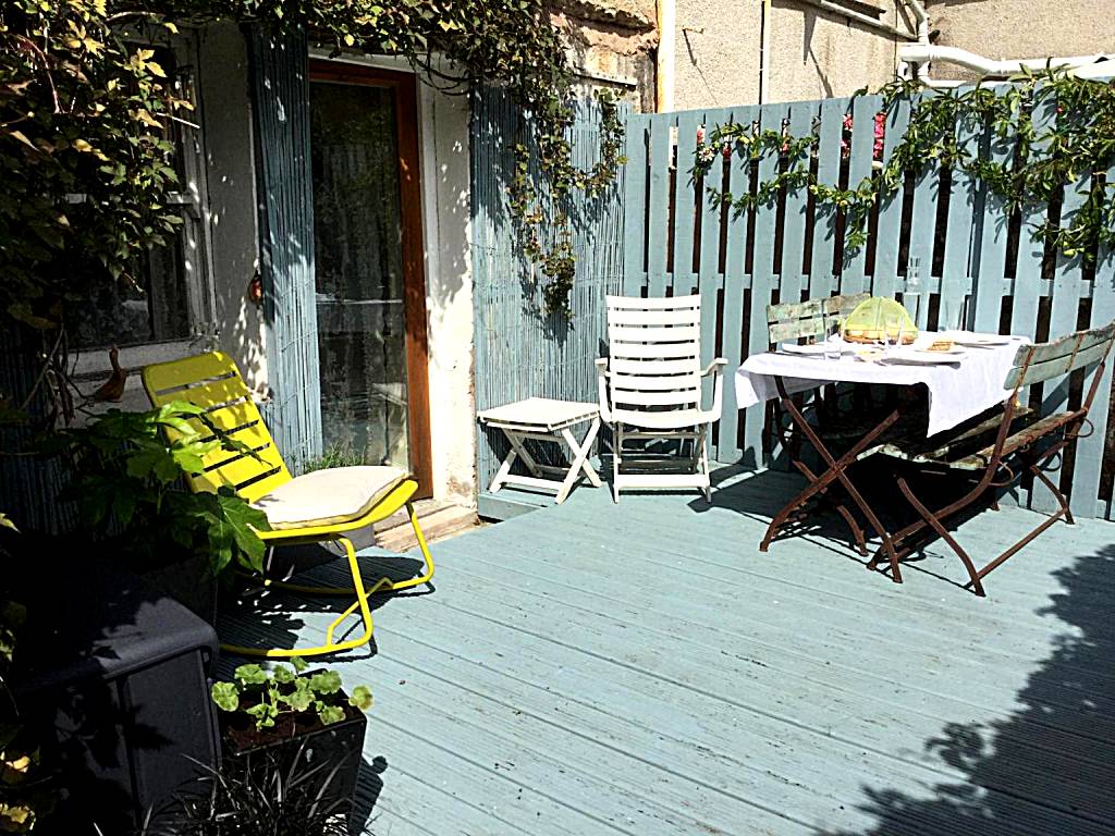 Garden flat 1: Family Room with Shared Bathroom