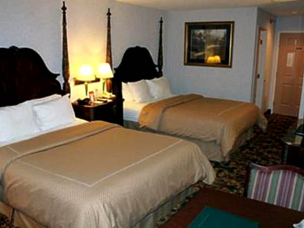 Crown Choice Inn & Suites Lakeview and Waterpark: Queen Room with Two Queen Beds - Lake View