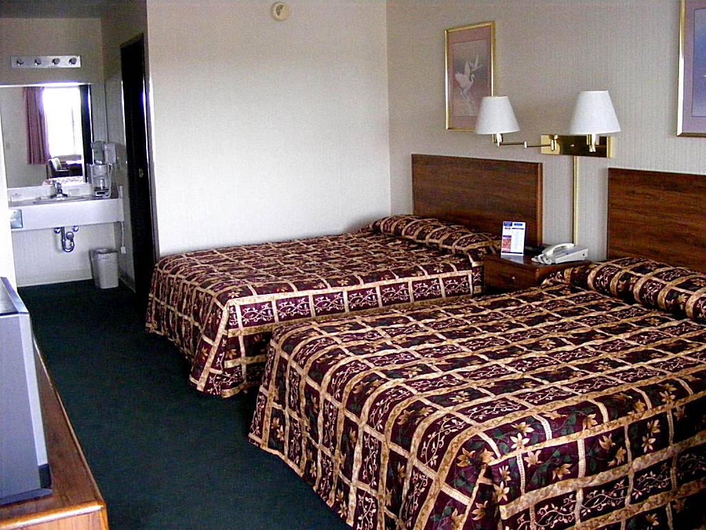 Great Lakes Inn Mackinaw City: Queen Room with Two Queen Beds - Non-Smoking