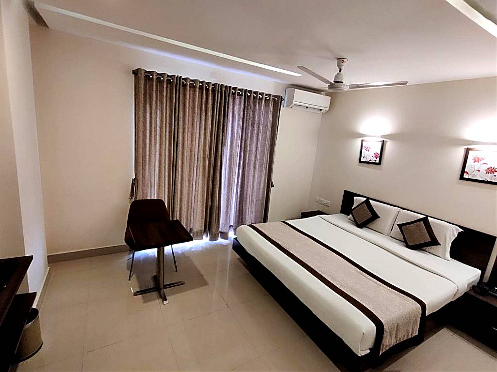 Grand Plaza Hotel: Deluxe Double Room with Balcony