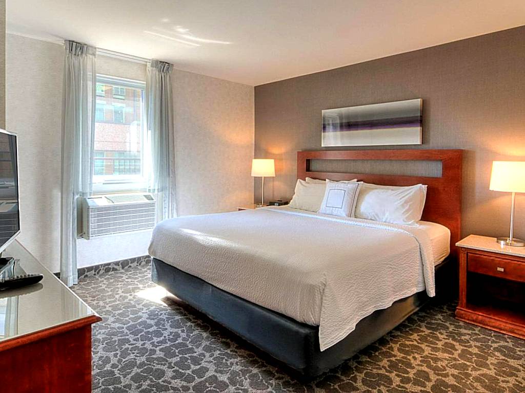 SpringHill Suites by Marriott Old Montreal: King Suite with Sofa Bed - Balcony