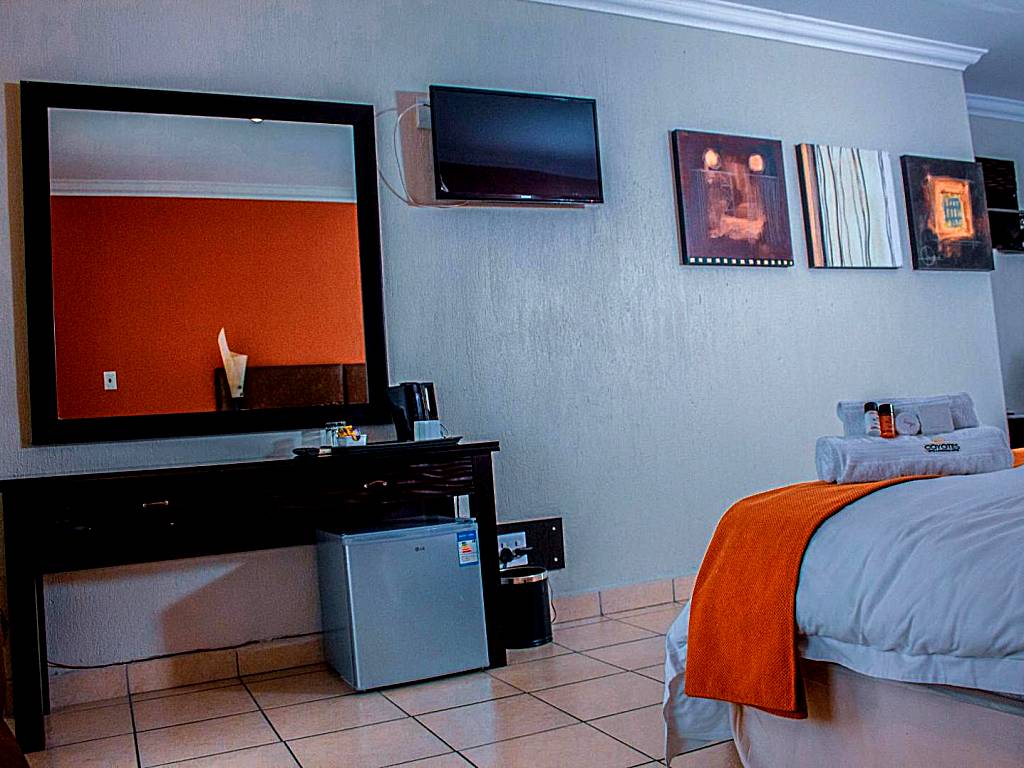 Coyotes Hotel & Conference Centre:  Double Room