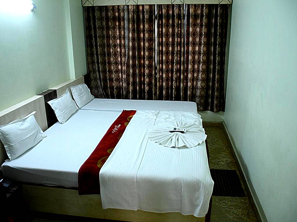 Niladri palace: Deluxe Double Room (2 Adults + 1 Child)