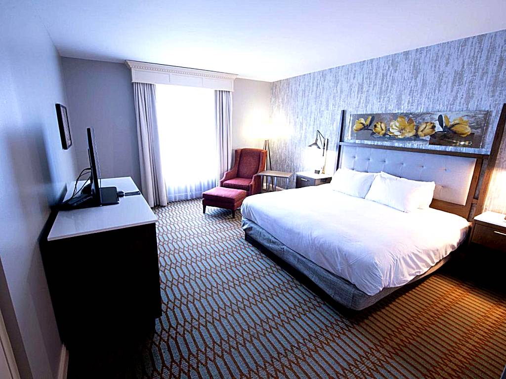 Virginia Crossings Hotel: King Room with Roll-In Shower - Mobility and Hearing Access