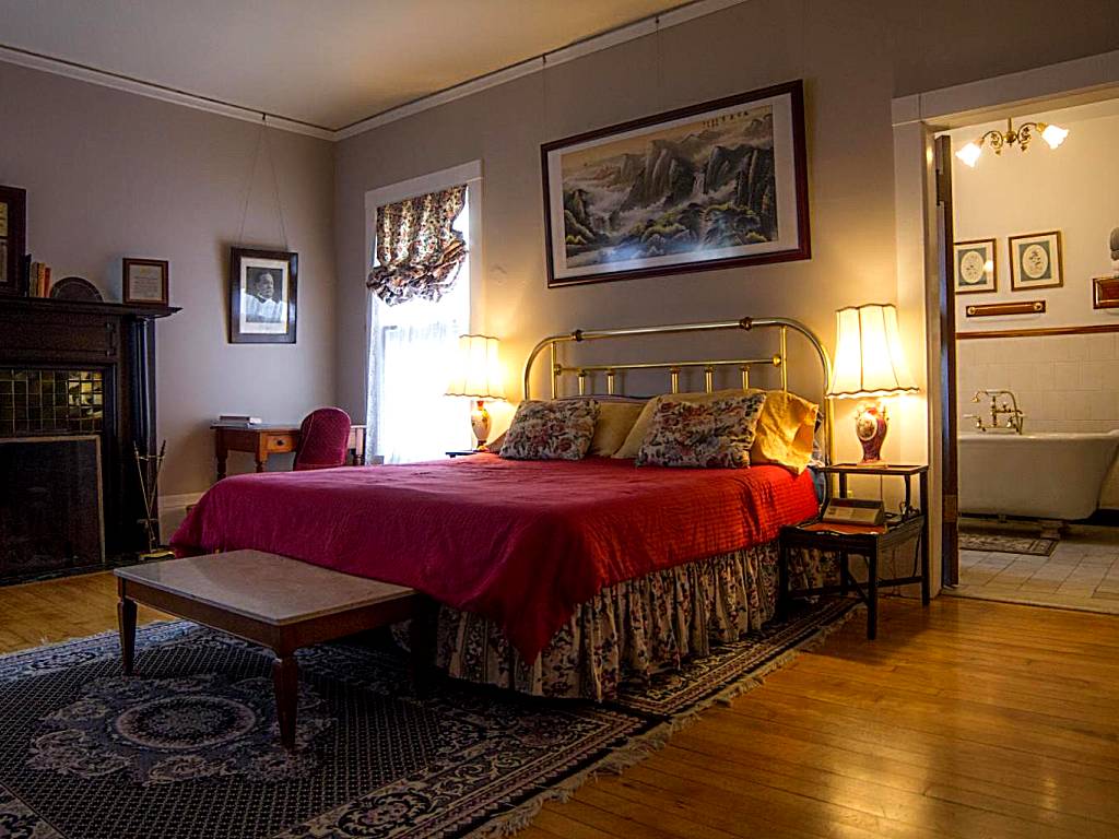 Lehmann House Bed & Breakfast: Deluxe King Room