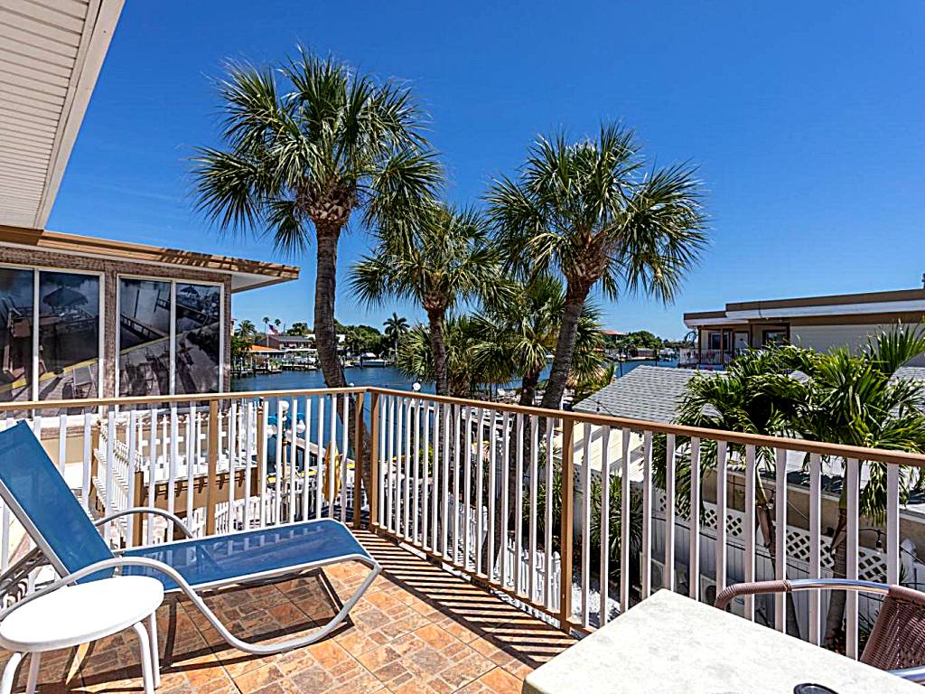 Bayview Plaza Waterfront Resort: Bay Front with Balcony Suite: 1 Queen Bed and 1 Sleeper Sofa