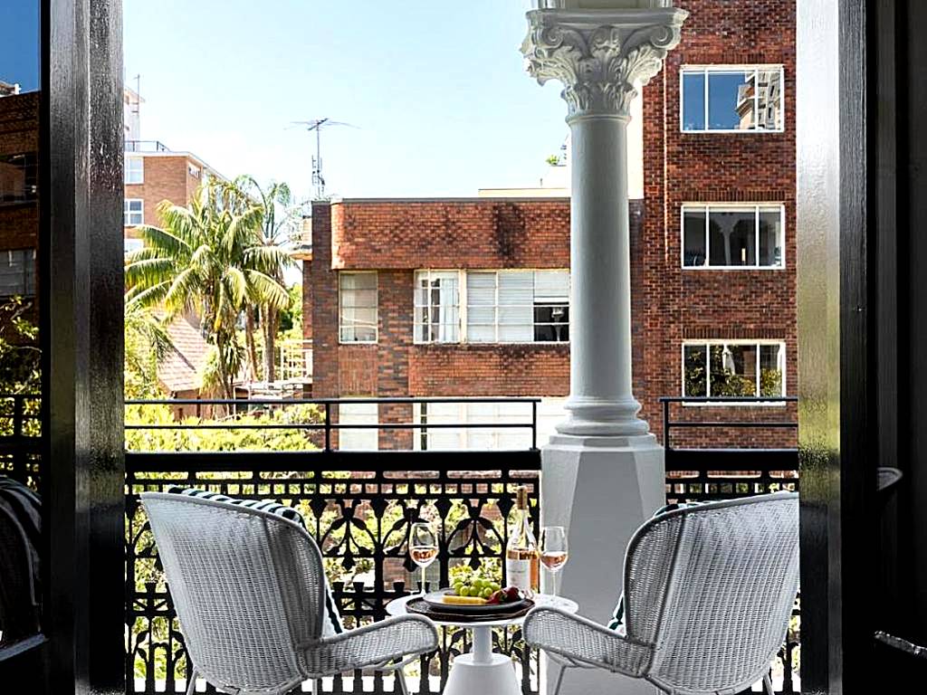 Hotel Challis Potts Point: King Room with Balcony