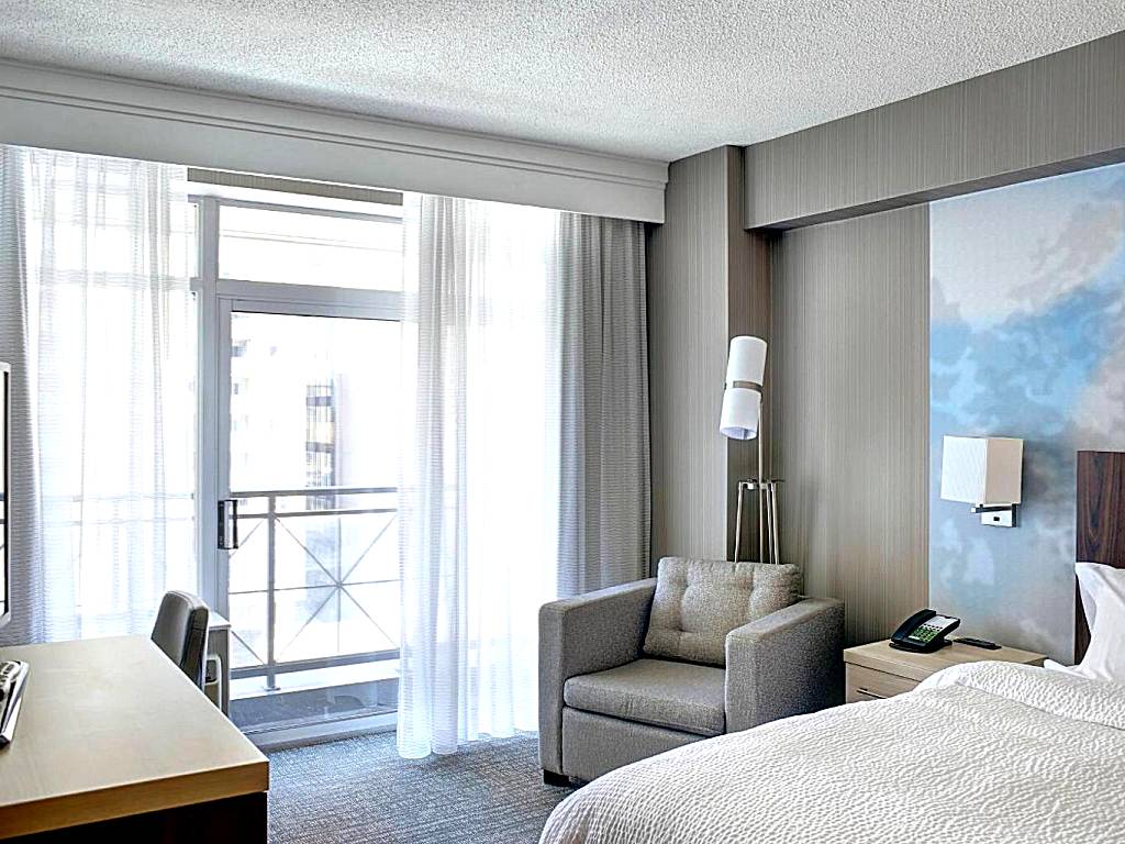 Courtyard by Marriott Toronto Downtown: Corner King Room with Balcony