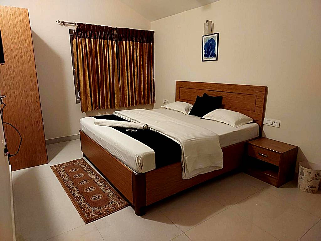 La Blooms Ooty-Families Only: Deluxe Double Room