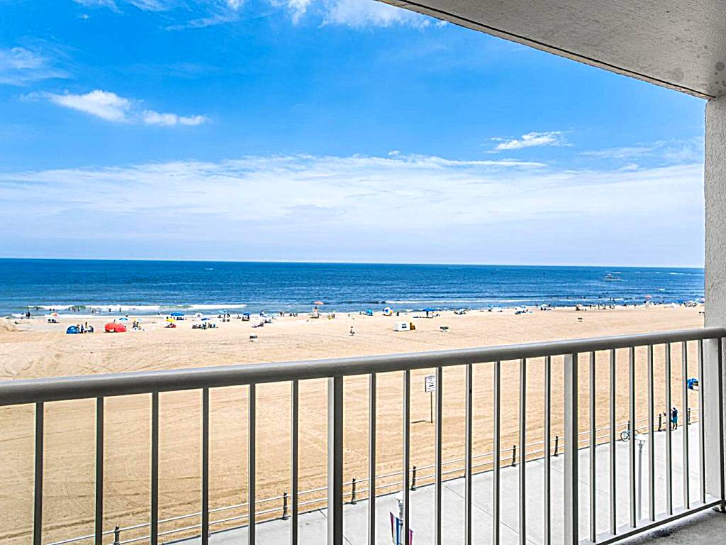 Beach Quarters Resort: Deluxe One-Bedroom Suite - Oceanfront