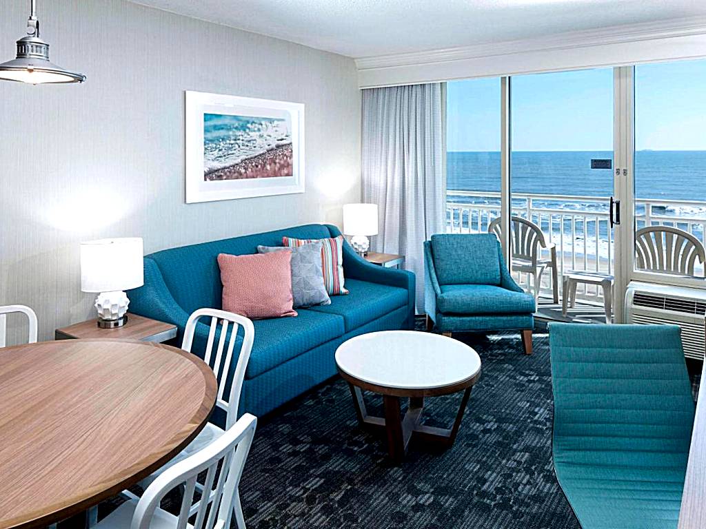Courtyard Virginia Beach Oceanfront / North 37th Street: One-Bedroom Queen Suite Corner - Oceanfront 