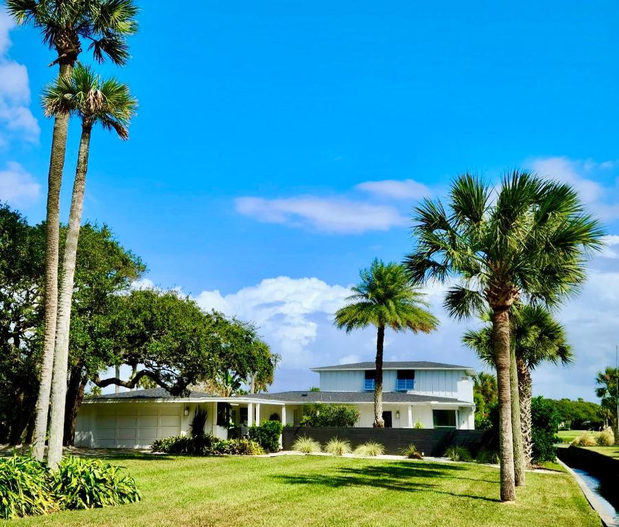 The Spacious Beach House within 5-minutes walk to Ponte Vedra Beach, close Mayo Clinic, and TPC Sawgrass