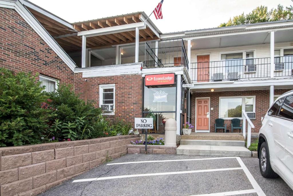 Econo Lodge Inn & Suites