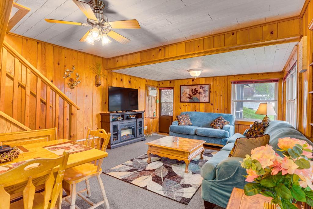 Cozy Wisconsin Cabin Walk to Beach and Boat Ramp!