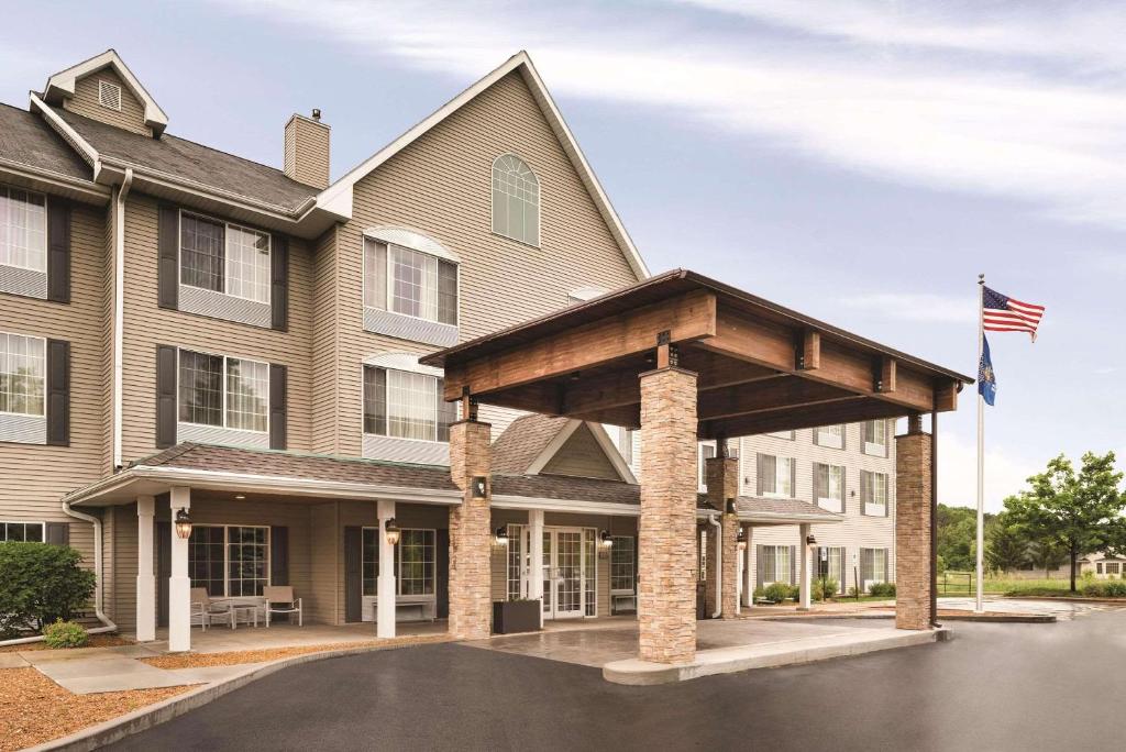 Country Inn & Suites by Radisson, West Bend, WI