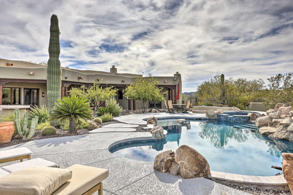 Cave Creek Oasis with Putting Green, Spa and Mtn View!