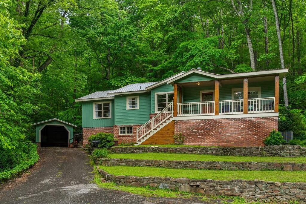 Tranquility Hideaway Cottage on 2 Acres Downtown Fort Payne