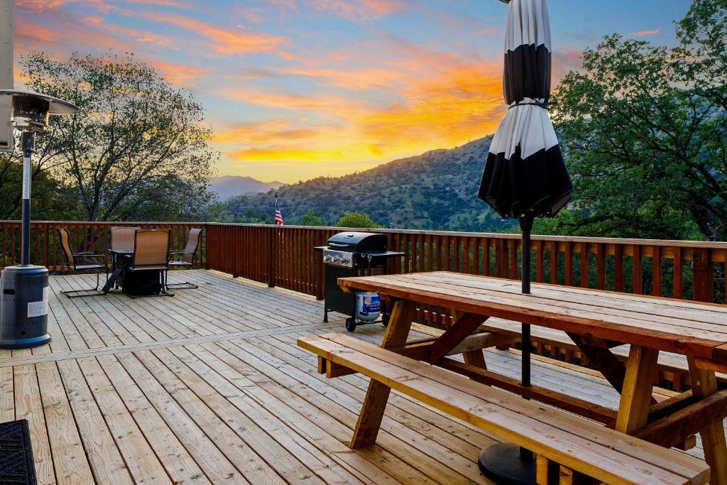 Secluded Mountain Top Home Minutes to Sequoias & Kings Canyon