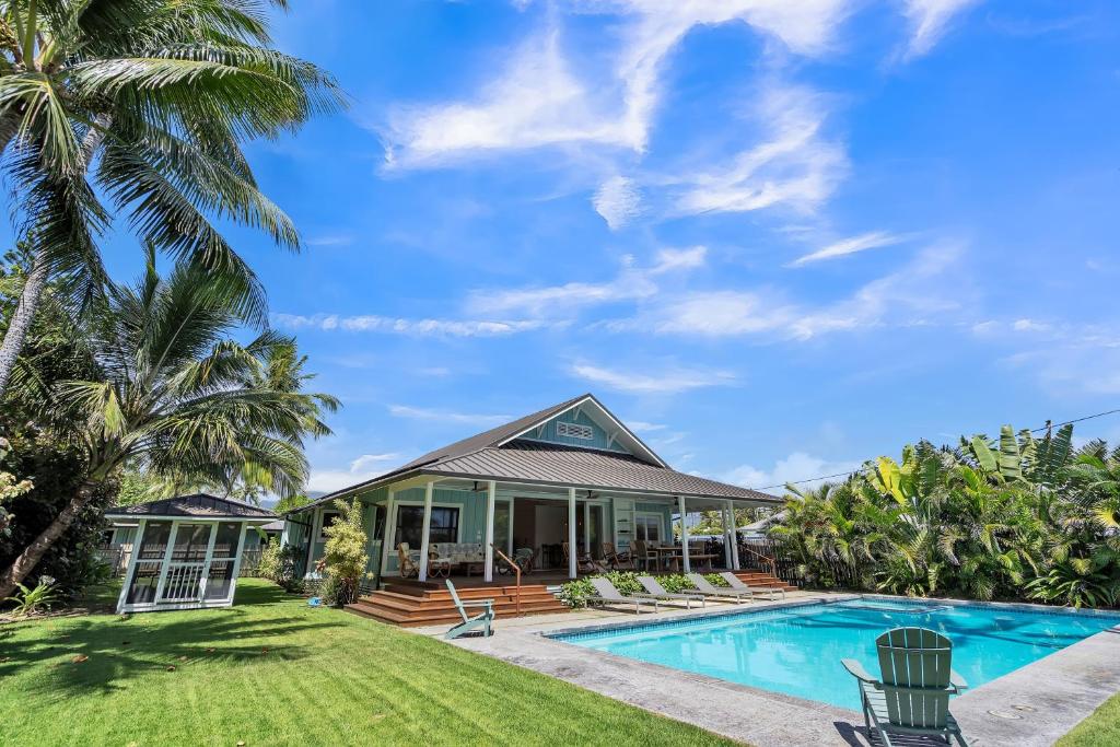 Gorgeous Renovated 1937 Plantation Style Beach House 50 Steps to the Center of the Beach home