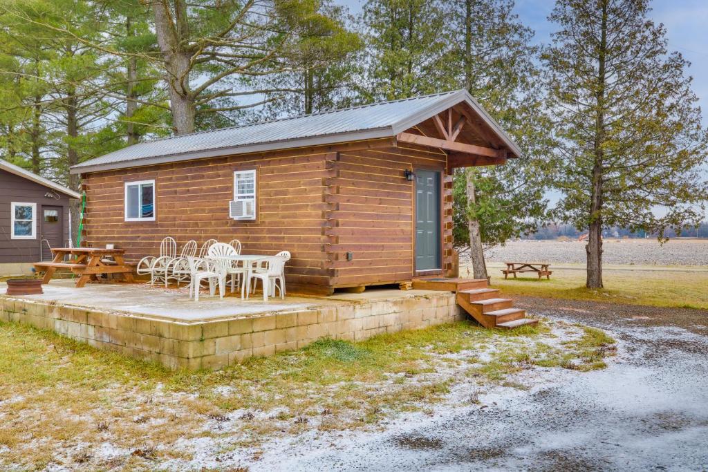 Mauston Studio Cabin about 15 Mi to Wisconsin Dells!